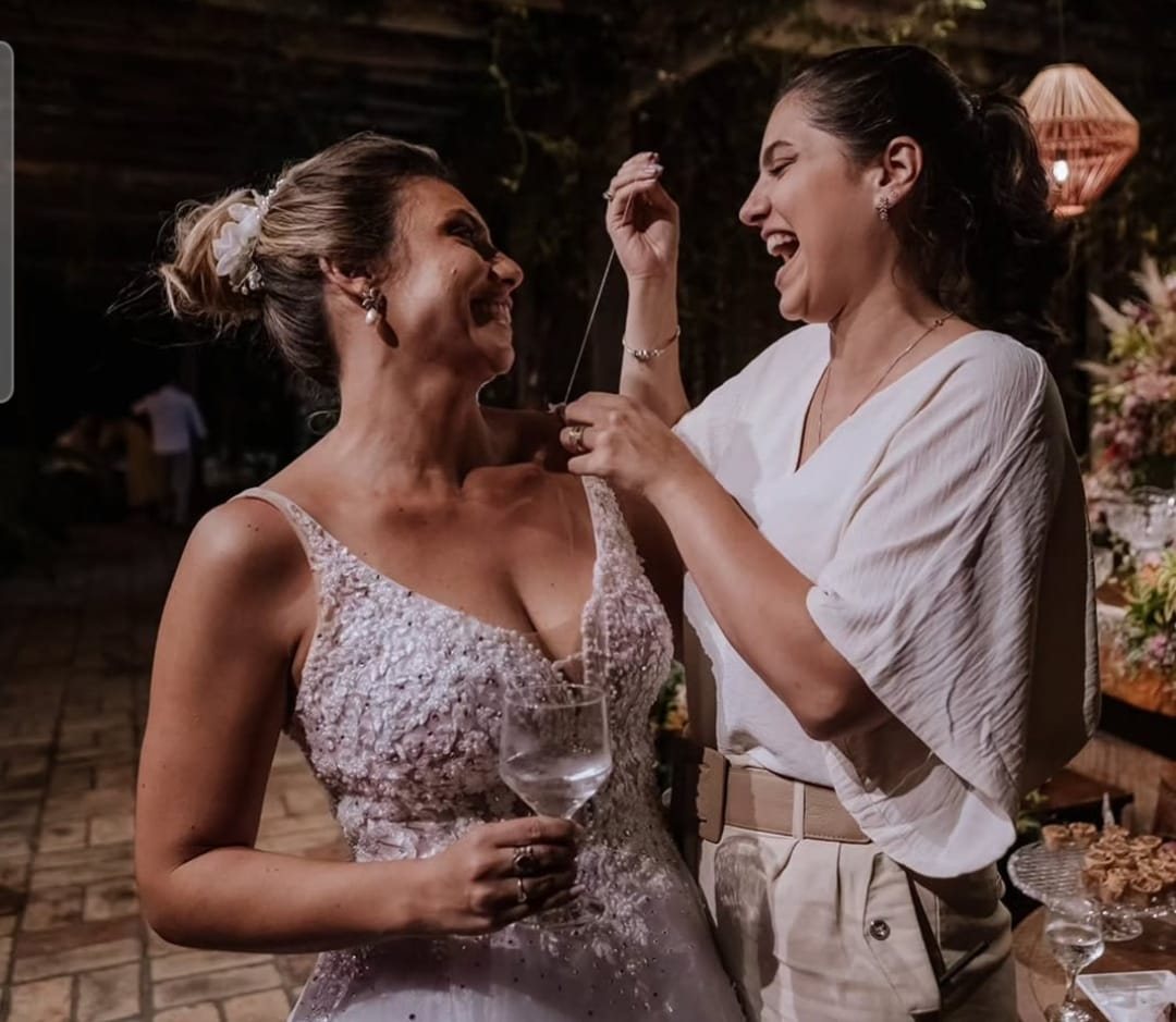 Flávia brindando com a noiva durante a celebração